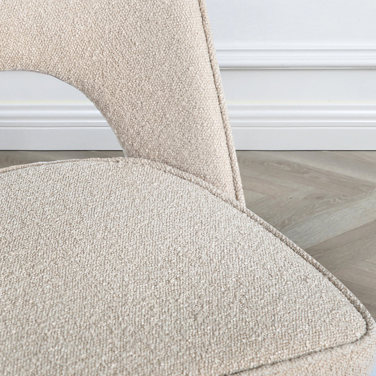 Thetis Dining Set - Oak Table with Boucle Chairs