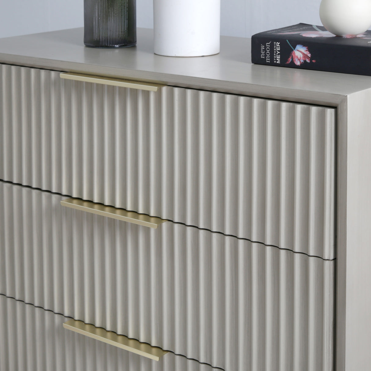 Monza – Tall Chest of 5 Drawers with Fluted Detailing – Black or Grey